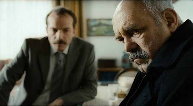 Ercan Kesal'ın neredeyse tek atışta kavradığı bu karakter, yönetmen Ali Aydın'dan ve görüntü yönetmeni Murat Tuncel'den güç alır. Yılın en iyi ilk filmi böylece ortaya çıkmıştır.  -  -