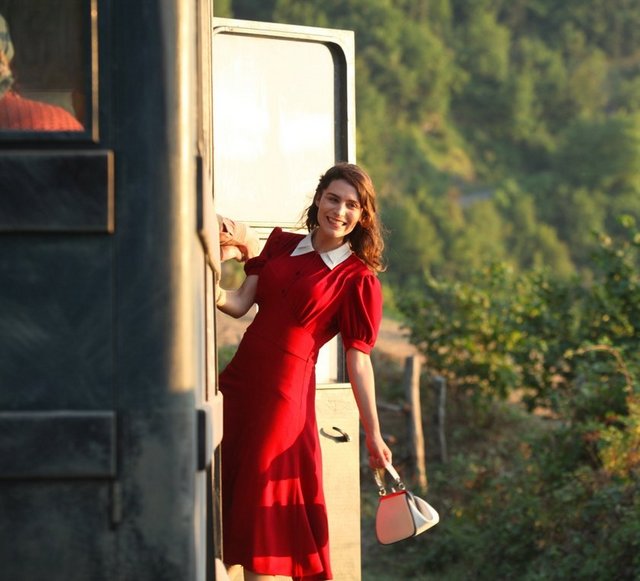 Zonguldak'ta yaşayan, Behçet Necatigil'in öğrencisi Rüştü Onur ve Muzaffer Tayyip Uslu'nun madencilik hayatından parçalar kıvamında ilerliyor -