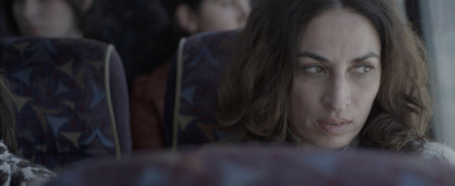 Erdem Tepegöz'ü sinema dünyamıza tanıtırken, dolgun sinematografisi ve katmanlar açan dramatik yapısıyla dikkat çeken bir eser... Jale Arıkan, "Zerre"deki eşsiz performansıyla özel bir alkışı hak ediyor.