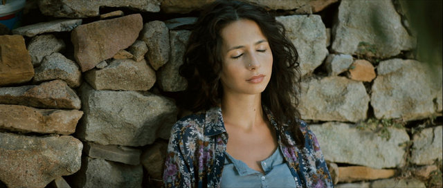 Rum Madam Styliani ve torunu Eleni arasında modern şehir insanının temassızlığını anlatan etkileşim, azınlıkların barınma sorunları ile kapitalizmin yarattığı yabancılaşmayı aynı potada eritir.