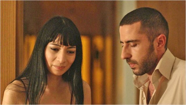 70'lerin Hollywood politik-gerilimlerini akla getiren "Hile Yolu", tetikçiliğin, azınlık temizleme görevinin, vicdan muhasebesinin ve daha nicesinin kan donduran öyküsüne uzanıyor.