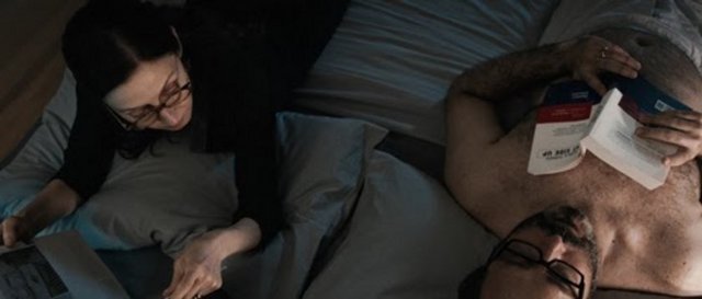 Peki bu sevgisiz ortamdan kurtulmak için nasıl yollardan geçmek gerekmektedir? "Köprüdekiler" ile dikkat çeken Aslı Özge'nin ikinci uzun metrajı evliliğe karamsar ve mesafeli bakışıyla dikkat çekiyor.