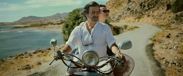 Zaten ana karakter Murat da Gökçeada'da ses kaydetmeye başlayıp, ses efektlerinin ve hayaletlerin peşine düşünce 'hiççi' bir yolculuğa çıkmıştır