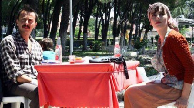 Adeta Türk sinemasının 'süper kahraman ekipleri'ne ya da alternatif çizgi roman uyarlamalarına 'siyah-beyaz' cevabı denebilir. "Sen Aydınlatırsın Geceyi", özgünlükte sınır tanımayan vizyonuyla klasiğe olmasa da külte dönüşmesi garanti bir film.