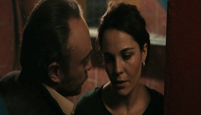 "Yük", Feza Çaldıran'ın yarattığı müthiş atmosferle entelektüel bir kara film tanımı sunarken James M. Cain'in 'Postacı Kapıyı İki Defa Çalar' romanı ve onun Visconti etiketli uyarlaması "Tutku" ("Ossessione", 1943) ile akrabalığını da saklamıyor.