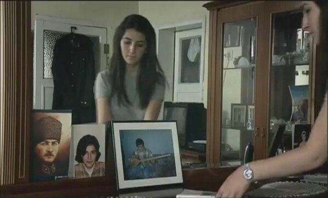 Soner Yalçın, burada kardeşlerinin öldüğü yaşa gelen Menekşe'nin hüzünlü Sivas yolculuğunu, geleneksel metotlara tutunan kalıcı bir belgesel eşliğinde tanımlıyor.  -  -