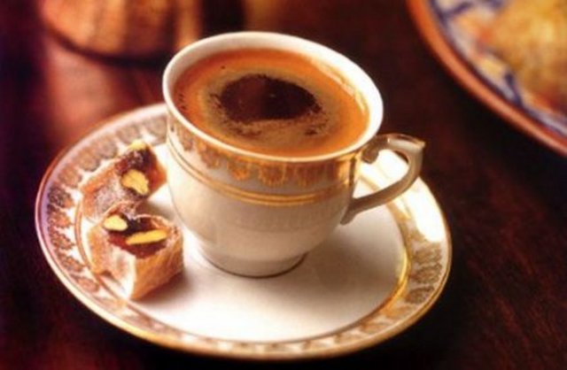 Örneğin, kahve gibi etkisi olan bir elma yiyebiliriz. Elma zindelik verir, zihin açar ve etkisi beyinde son derece uzundur" şeklinde konuştu.