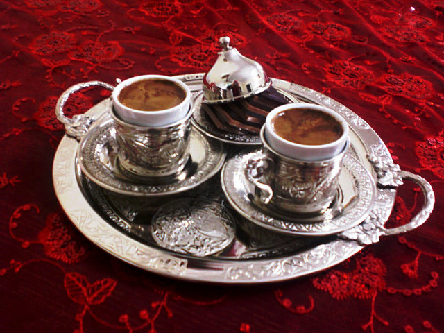 Yaygın kanının aksine kahvenin midede ülsere neden olmadığını belirten Doç. Dr. Özyaral, "Ülser hastası olan bir kişinin mide asidini artırıp, ülser tabakasının yaralarını tetiklemesini önlemek için kahve içmemesi önerilir.