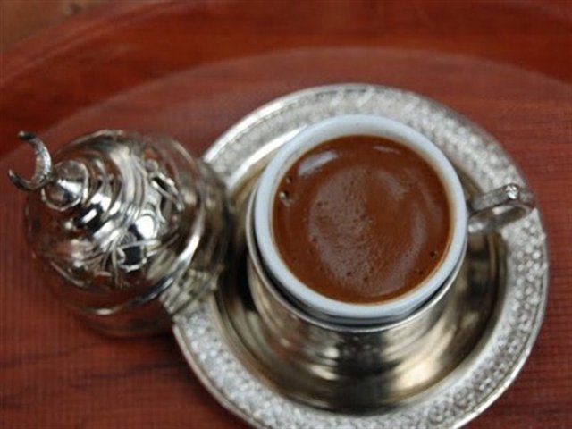 Kahvenin kan dolaşımını hızlandırdığını fakat buna karşın ritimlerde bozukluk oluşturabileceğini de belirten Özyaral,