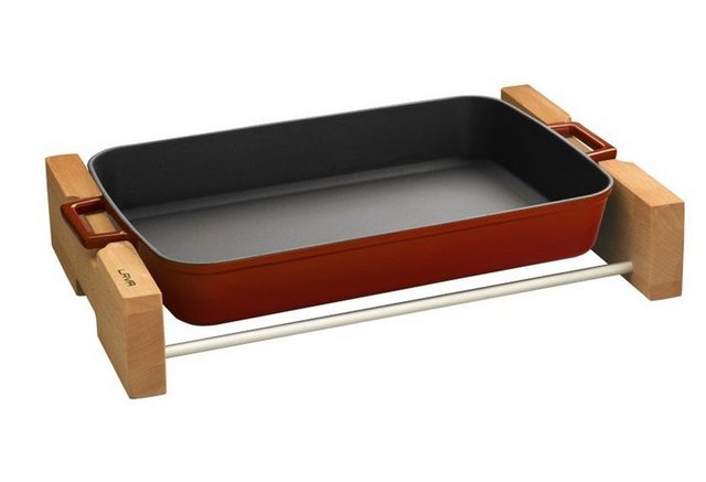 Leziz yemeklerinizi pişirme, ve estetik bir şekilde servis edebilmenizi sağlayan şık tasarımlı Lava döküm tepsi ve ahşap altlığı.