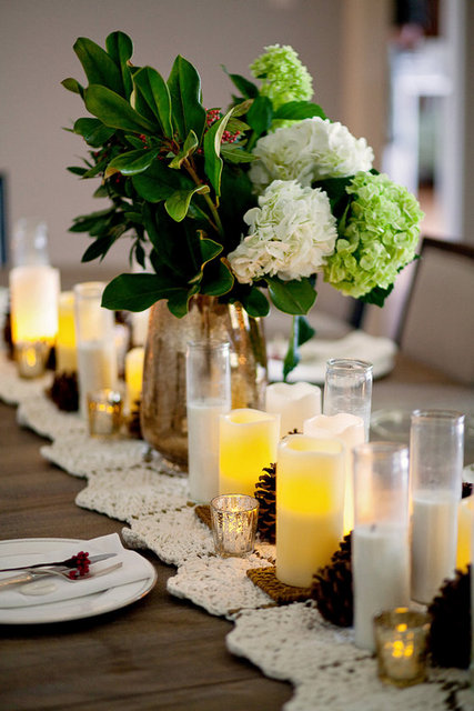 Sofranızdaki diğer önemli unsurda, ışıklandırma olmalı. Daha samimi bir ambiyans için renkli t-light'lar kullanabilirsiniz.