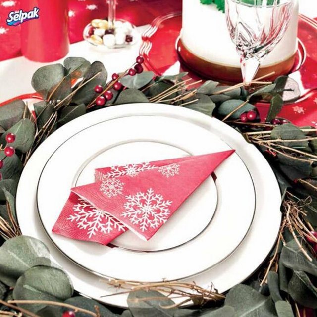 Neşeli sofranızlar için Selpak kar tanesi motifli dekoratif peçete.
