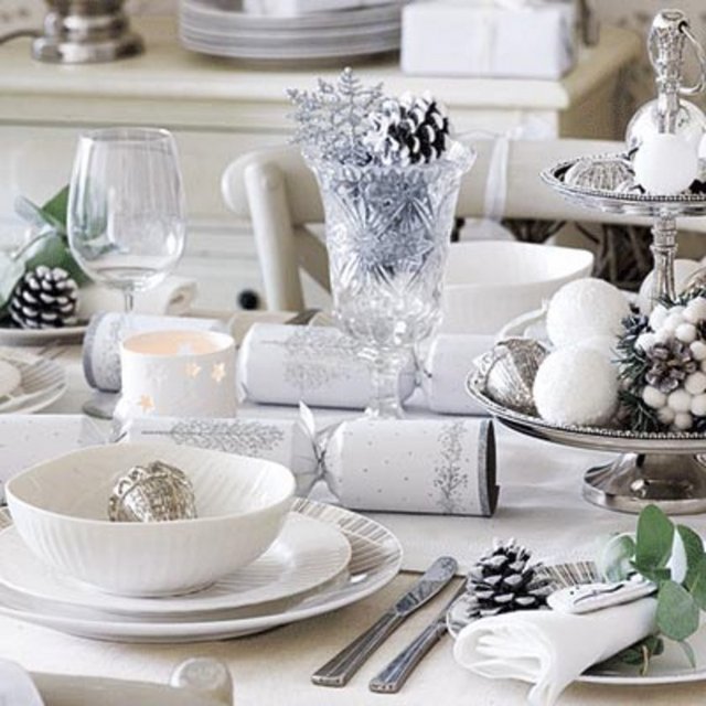 Artık genellikle masa örtüsü pek tercih edilmiyor, siz kullanmayı tercih ederseniz beyaz veya ekru tercih edin.