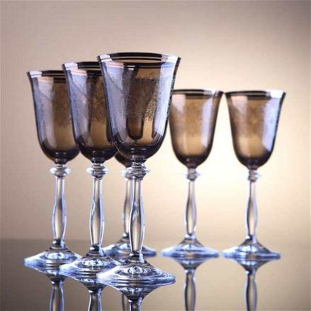 İçecek servisi için, su bardağınızın yanında kullanacağınız kadeh veya servis bardaklarınızın renkli olması şık bir tercih olabilir.