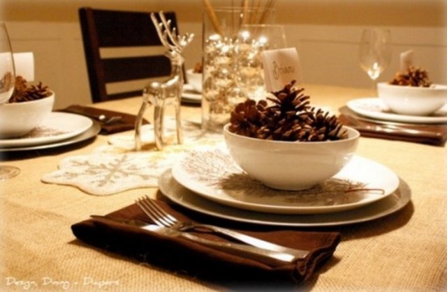 Kozalaklar, yeniyıl sofranızda kullanabileceğiniz objelerden biri. Canlı çiçek kullanmayacaklar kurutulmuş bitki ve çiçekleri tercih edebilirler.