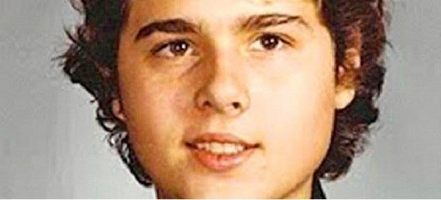 David Reimer -  - 1966 yılnda , 8 aylık olan David Reimer'ın sünnet operasyonu son derece başarısız olmuş ve penisini kaybetmesine sebep olmuştu. Psikolog, John Money, David'in cinsiyet değiştirmesini önerdi.