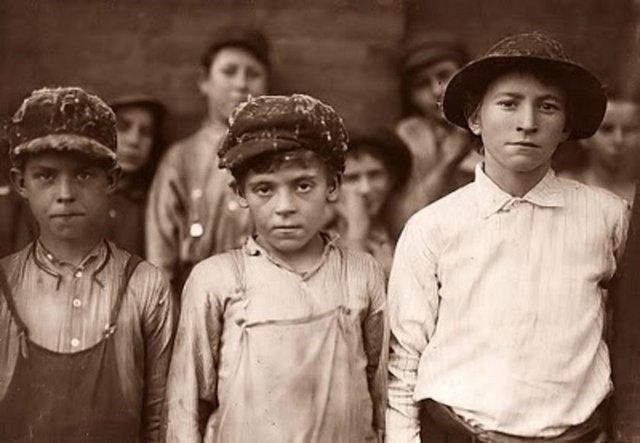 Bunlardan 10 tanesi daha önce konuşma bozukluğu olan ve kekeleyenler olarak seçildi. Çocuklar, eşit olarak 2 gruba ayrıldı.