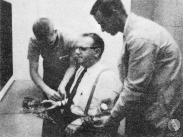Milgram Deneyi -  - Stanley Milgram 1963 yılında, Yahudi soykırımının 'neden?' olduğunu anlamak adına, Alman halkının soykırıma katılmasına ve buna izin vermelerinde, özel bir şeyler olduğu iddiasını kanıtlamak için bir deney hazırladı.