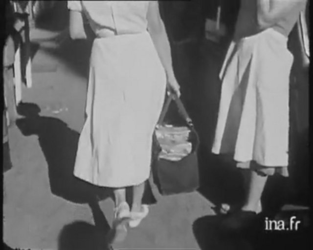 Halk polise, sürekli ejderha gördüklerini, kendilerine saldırdığını söylüyordu. Bir çocuk bıçakla büyük annesine saldırdı. Bir diğeri, "Ben uçağım" diyerek kendini ikinci kattan aşağı attı.