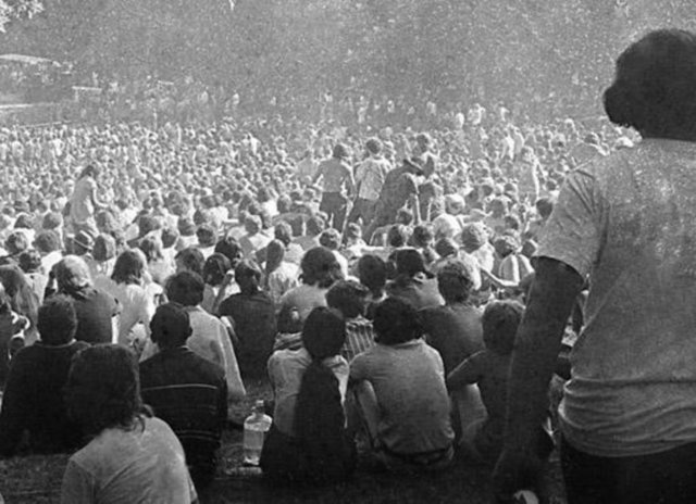 Çok daha korkutucu olanı ise, bu davranışları son derece istekli bir şekilde, sınıf dışında da devam ettirmeleri oldu. Sadece 4 gün sonra, deneyin kontrol edilemeyeceği düşünülerek, deney sona erdirildi.