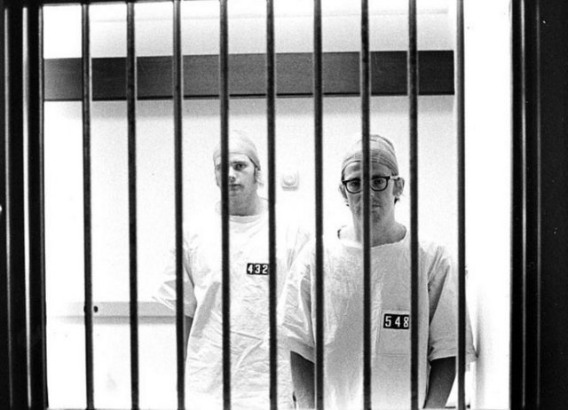 Stanford Hapishane Deneyi -  - 1971 yılında, sosyal psikoloji uzmanı Philip Zimbardo, sahte bir hapishanede hangi insanların sosyal rollere uyum gösterdiğini anlamak adına bir grup erkek üniversite öğrencisini iki hafta süren bir deneye aldı.