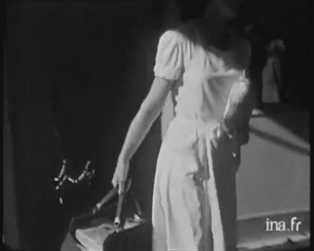 Buna göre, CIA, köyün ekmeklerine bilerek "LSD" adı verilen sentetik uyuşturucu katmış ve neler olacağını görmek istemişti. Albarelli'ye göre bu deney ABD ordusunun Özel Operasyonlar Birimi tarafından yapıldı.