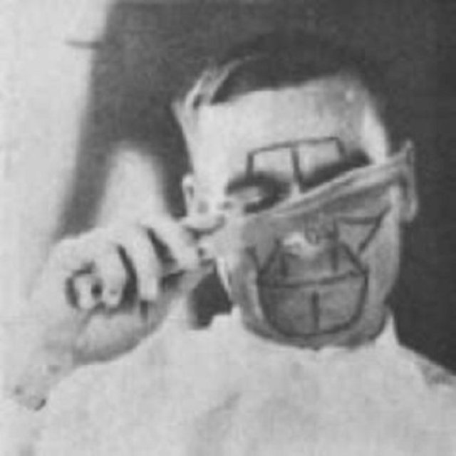 Bunun için bir grup gönüllüyü laboratuvarına getiren Landis, kas hareketlerini düzgünce gözlemleyebilmek için gönüllülerin yüzlerine yanmış şişe mantarıyla çizgiler çizdi.