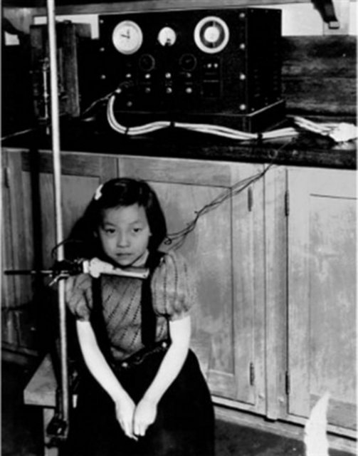 Başka bir vakada da, Amerikan ordusu biyolojik silahlar uzmanı Frank Olson'a LSD uygulandı ve bu uygulama Olson'un bilincinde krize yol açtı.