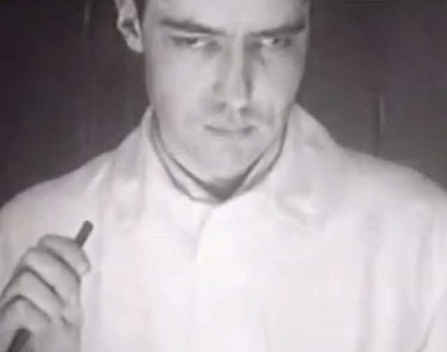 Ölüleri Diriltme Deneyi - California Üniversitesi'nden Robert Cornish 1930'larda öleni geri getirmenin bir yolunu bulduğuna inanmıştı. Bu çözüm yolu, kanın kimyasal karışımlarla bir tahterevallideymiş gibi bir aşağı bir yukarı doğru akıtılmasıydı.