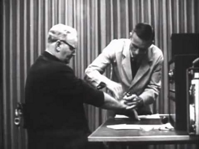 Peki bu deneyin ürkütücü tarafı neydi? Şoku vermeleri istenen denekler ezici bir üstünlükle deneycinin talimatlarına uydular.