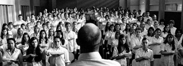 Ama çok daha ötesinde ve endişe verici bir şekilde, aynı sınıftan olmayan kişilere karşı dışlama ve hor görme gibi son derece kötü niyetli bir takım davranışları gösterme konusunda giderek daha istekli hale geldiler.