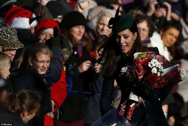 Kate Middleton yeşil ekoseli paltosuyla her zamanki gibi şıklığıyla göz kamaştırdı.
