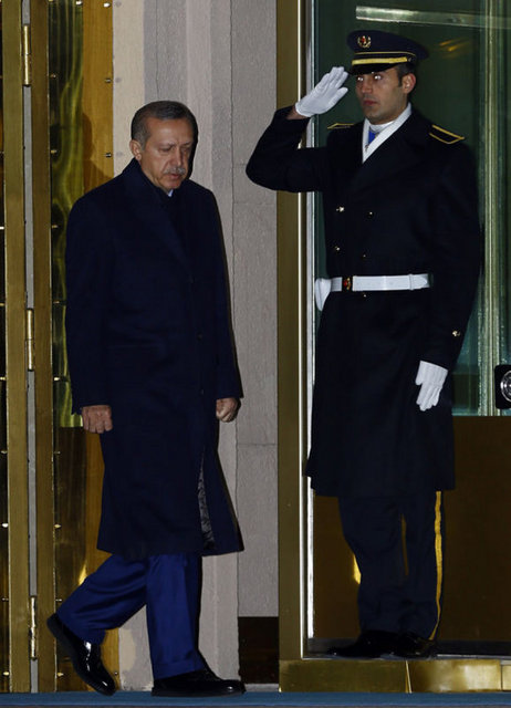 Başbakan Recep Tayyip Erdoğan, kabineye yeni atanan bakanlar ile Başbakanlık'ta bir toplantı yaptı. Toplantının ardından önce bakanlar, daha sonra da Erdoğan Başbakanlık'tan ayrıldı.