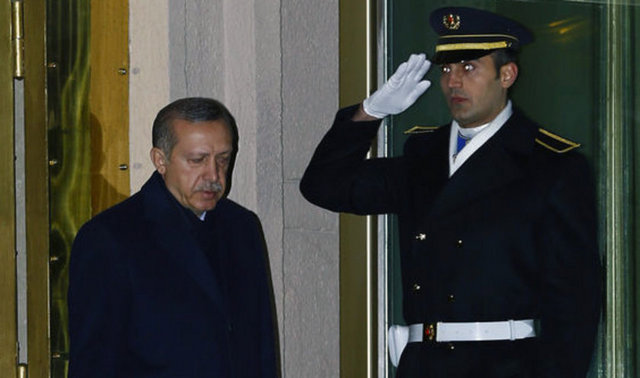Uzun süren görüşmenin ardından önce yeni göreve getirilen Bakanlar, bir süre sonra da Başbakan Erdoğan saat 04.00 sıralarında Başbakanlık'tan ayrılarak evine gitti.