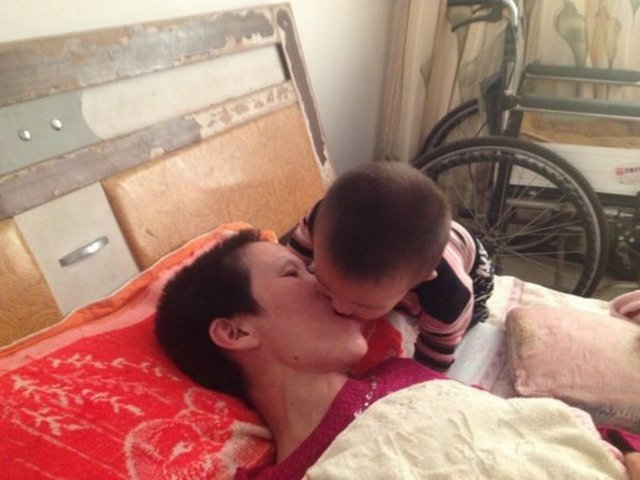 Komadan çıkan ancak felçli kalan annesini kuşlar gibi ağzında çignediği lokmayı yediren Gao, doktorları duygulandırdı.