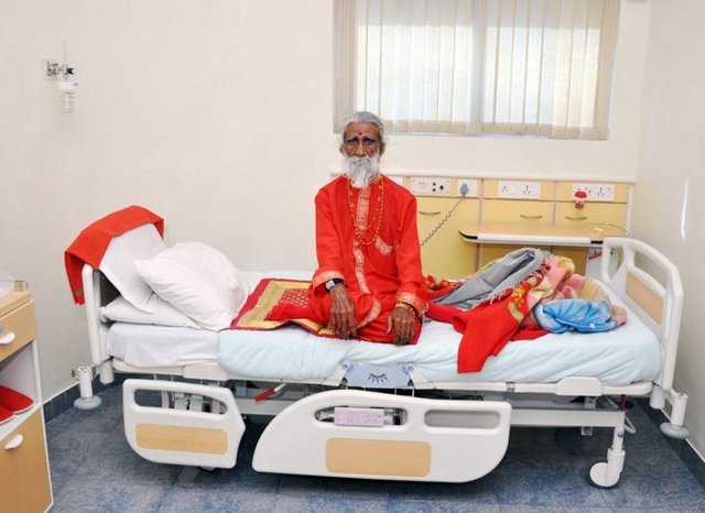 Hindistan'da yaşayan Prahlad Jani adlı yaşlı adam 1940'tan beri hiçbir şey yiyip içmeden yaşadığını söylüyor. 1927'de doğan Jani son öğününün üzerinden tam 73 yıl geçtiğini iddia ediyor.