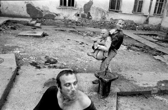 Kosova ve Sırbistan´da savaşın ardından 1999 - 2002 yılları arasında akıl hastanelerinde çekilen bu fotoğraflar tüyler ürpertecek kadar kuvvetli...