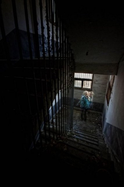 Şu anda terkedilmiş durumda olan hastaneden geceleri çığlık sesleri duyulduğu ve bu yüzden de hastane çevresinden oturan insanların psikolojik sorunlar yaşadığı iddia ediliyor.