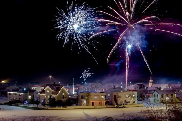 Ingólfstorg'daki Yule Town noel pazarı küçük güzel klubeler dizisi oluşturuyor