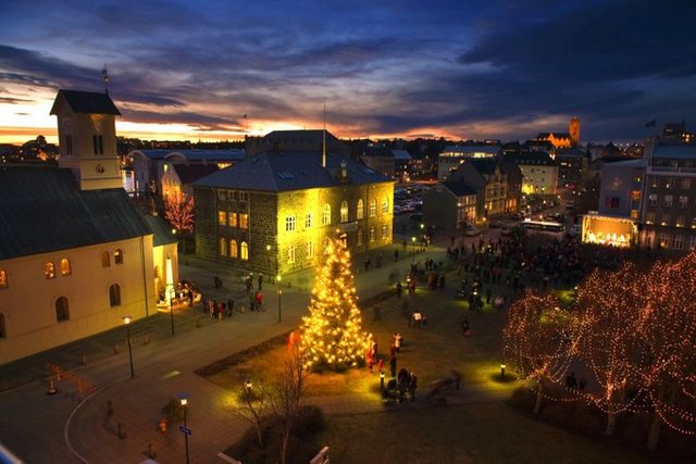 Şehrin üzerine inen ışık hüzmeleri kar ve noel ışıklarıyla birleşiyor, kuzey ışıkları Reykjavik'nin festival havasına ekleniyor