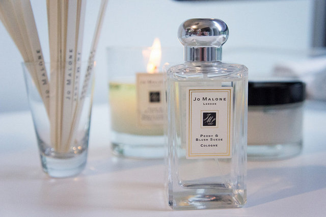 Kırmızı elma ve yaseminlerle iç içe geçerken, orta notasında şakayık, alt notasında kadife çiçeği bulunan Jo Malone'un Peony&Blush Suede.