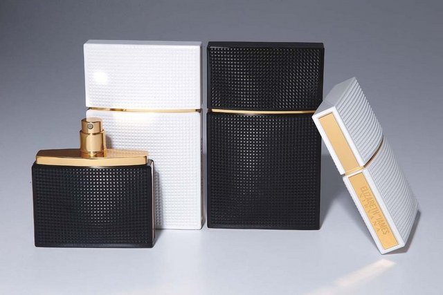 Mary Kate ve Ashley Olsen'ın clutch şeklinde tasarlanmış, şakayık ve inci çiçeği esanslı Nirvana White ve menekşe, sandal ağacı, vanilya esanslı Nirvana Black parfümleri.