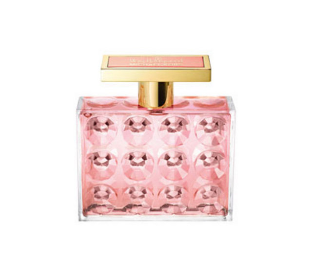 Hollywood'un izlerini taşıyan, mandalina, bergamot, yasemin, ylang ylang, ahududuyu, gardenya, amber, beyaz yosun ve Kabe samanının kışkırtıcı harmanı ile Michael Kors  Very Hollywood 270 TL.