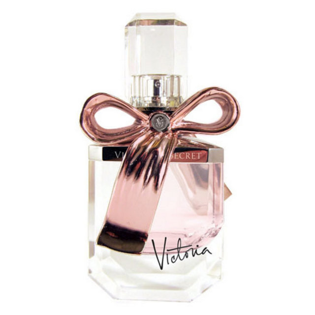Kırmızı meyveler ve kokuya adını veren Victoria gülü notalarının bir araya gelmesiyle tazelenme hissi yaratan Victoria Secret parfümü Victoria.