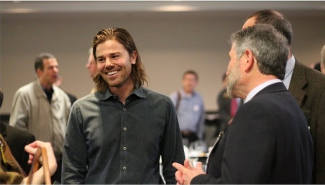 Fortune Türkiye'nin derlediği CNNMoney'in haberine göre, Gravity Payments'in başına CEO olarak 4 ay önce gelen Dan Price, en deneyimsiz elemanın bile 70 bin dolardan az maaş almayacağı bir ücretlendirme sistemi getirecek.