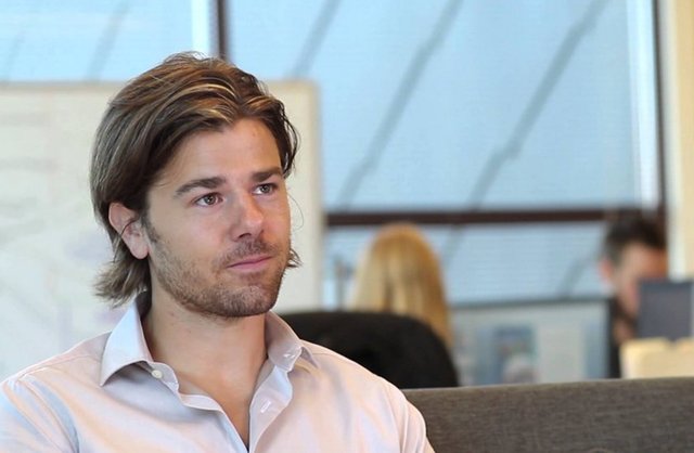 ...tüm dünyanın konuşacağı bir karar aldı: Kendi maaşını neredeyse sıfıra indirip şirketteki herkese yüzde 400'e varan zamlar yaptı.