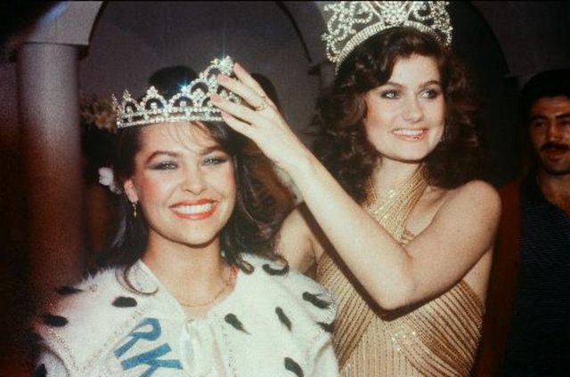 HÜLYA AVŞAR VE KAİNAT GÜZELİ MRS.KARİN