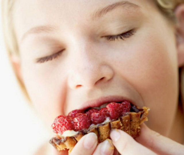 Bu durum kan şekerinin düşmesine sebep olacağı için akşam yemeğinde ihtiyaçtan daha çok besin tüketiliyor.