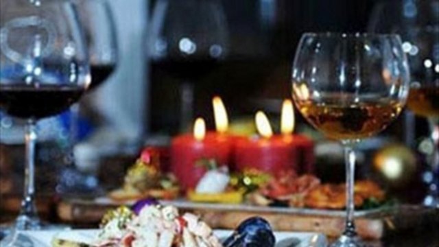 3 adet yeşil elma ve 1 adet limonu (kabuklarıyla beraber) katı meyve sıkacağından geçirin. İçerisine buz ve 2-3 adet nane yaprağı ekleyip karıştırın. İsterseniz tercihinize göre beyaz ya da esmer şeker de ekleyebilirsiniz.