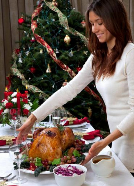 Beslenme ve Diyet Uzmanı Müge Özyurt Şafak, yılbaşı gecesinde en sık yapılan 6 hataya dikkat çekerek, "Alınacak basit önlemlerle yılbaşı akşamı alınan fazla kaloriyi ve alkolü tolere etmek mümkün" diyor.